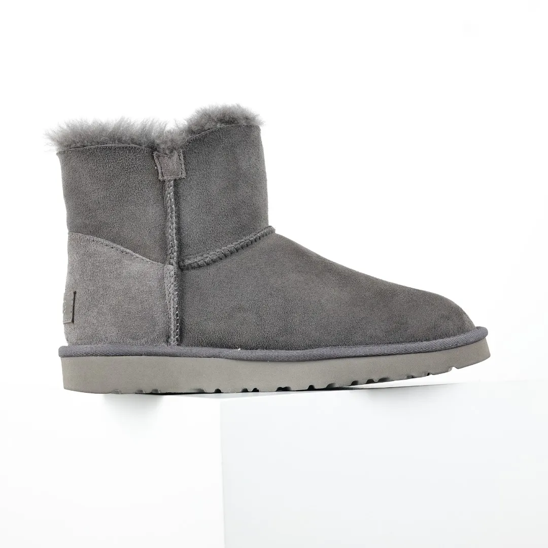 Pick up locally 💰560 Core recommended good price It is a very suitable choice for home furnishings. In the new year, uug launched a series of styles, which are partial to the preferences of young consumers and have also moved to the forefront of fashion trends. Shoe body material: water-repellent coated suede upper, 17 mm UGGPURE™ implantable wool insole, lightweight non-slip and comfortable rubber outsole, with brand LOGO and trademark, with full packaging Size: 35 36 37 38 39 40